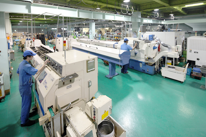 本社1FのNC現場。<br />電機ボックスに使われるボスやカラー、取手、サポーターなど各種切削品が製造されている生産現場です。